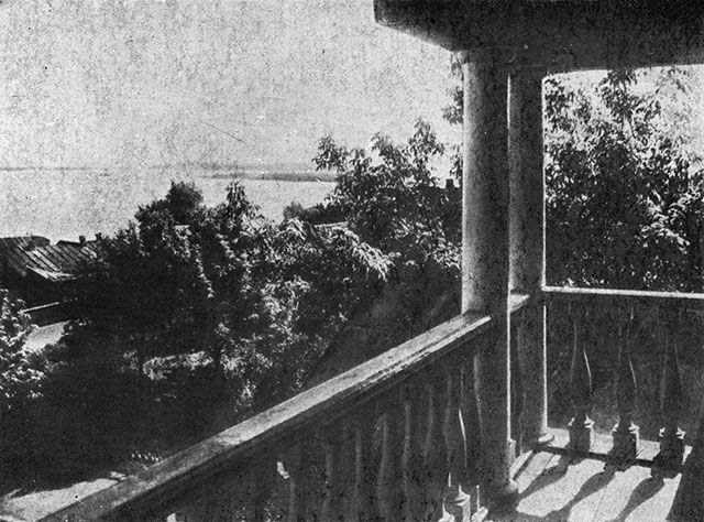 Вид с балкона мезонина на Волгу